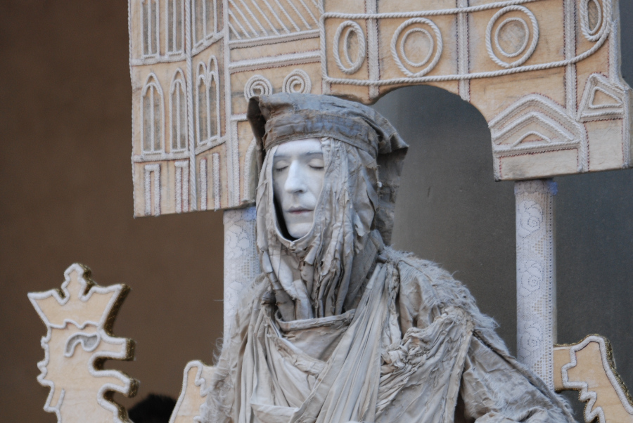 Living statue in front of the Uffizi museum in Firenze