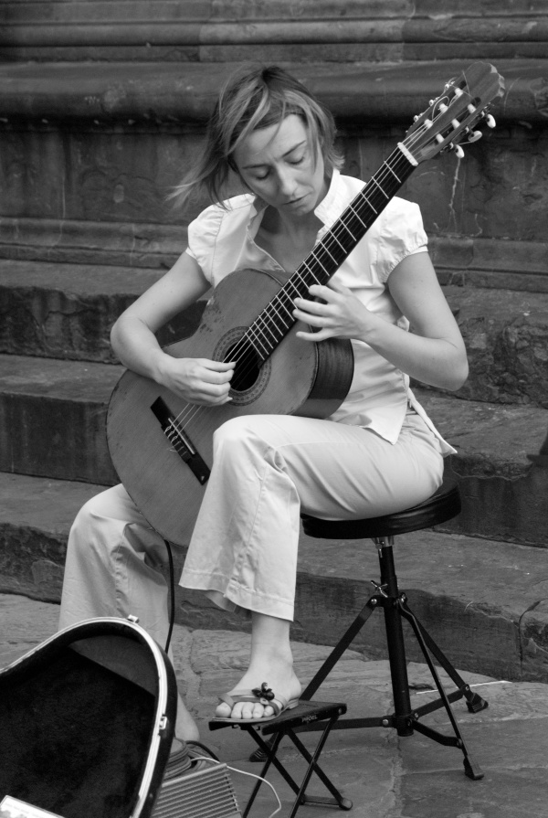 Musician in front of the  Uffizimuseum in black and white