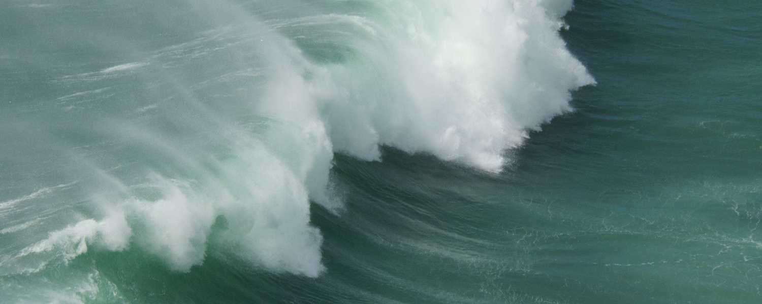 Hoge golven bij Nazare Portugal