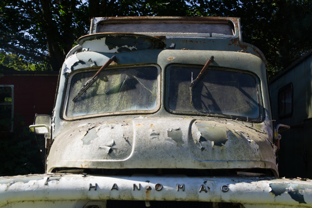 Roestige Hanomag jeep op Rügen