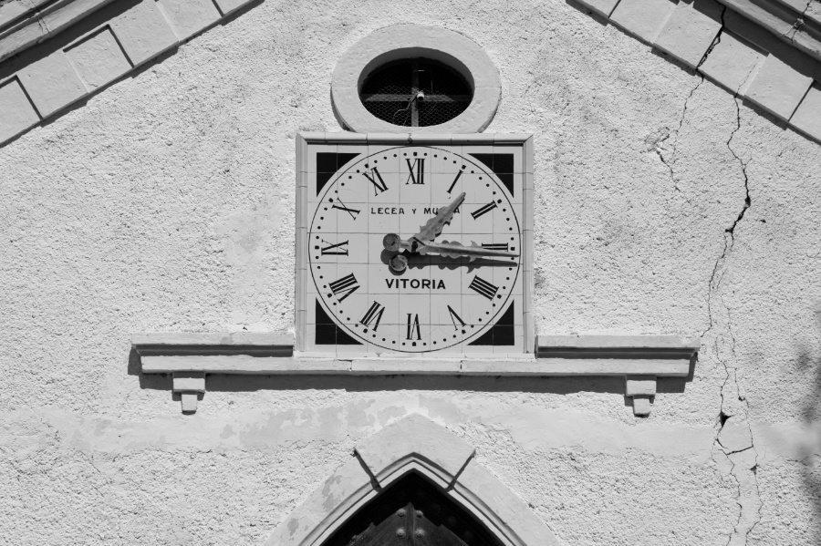 Klok op vervallen kerk, Tabernas in zwart-wit
