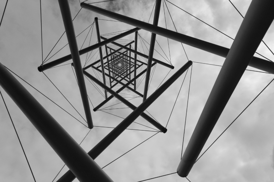 Needle tower, kunstwerk van Kenneth Snelson in zwart-wit