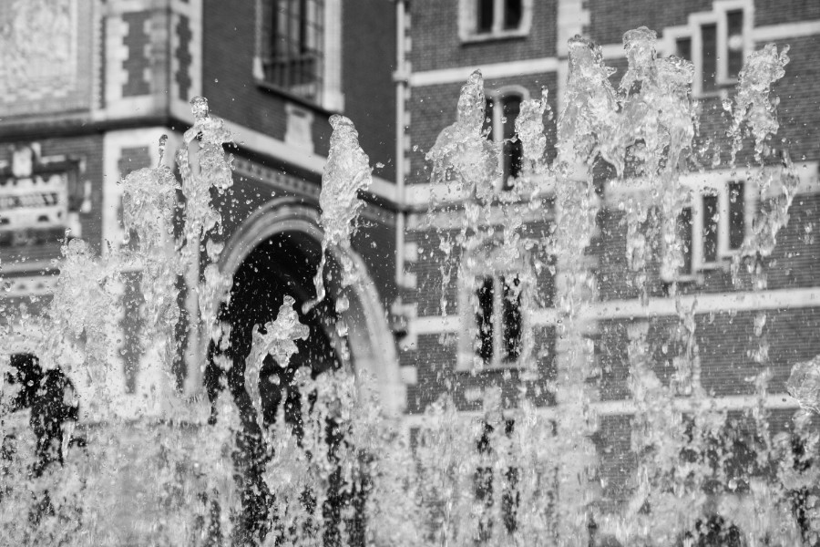 Fountain behind the Rijksmuseum in black and white